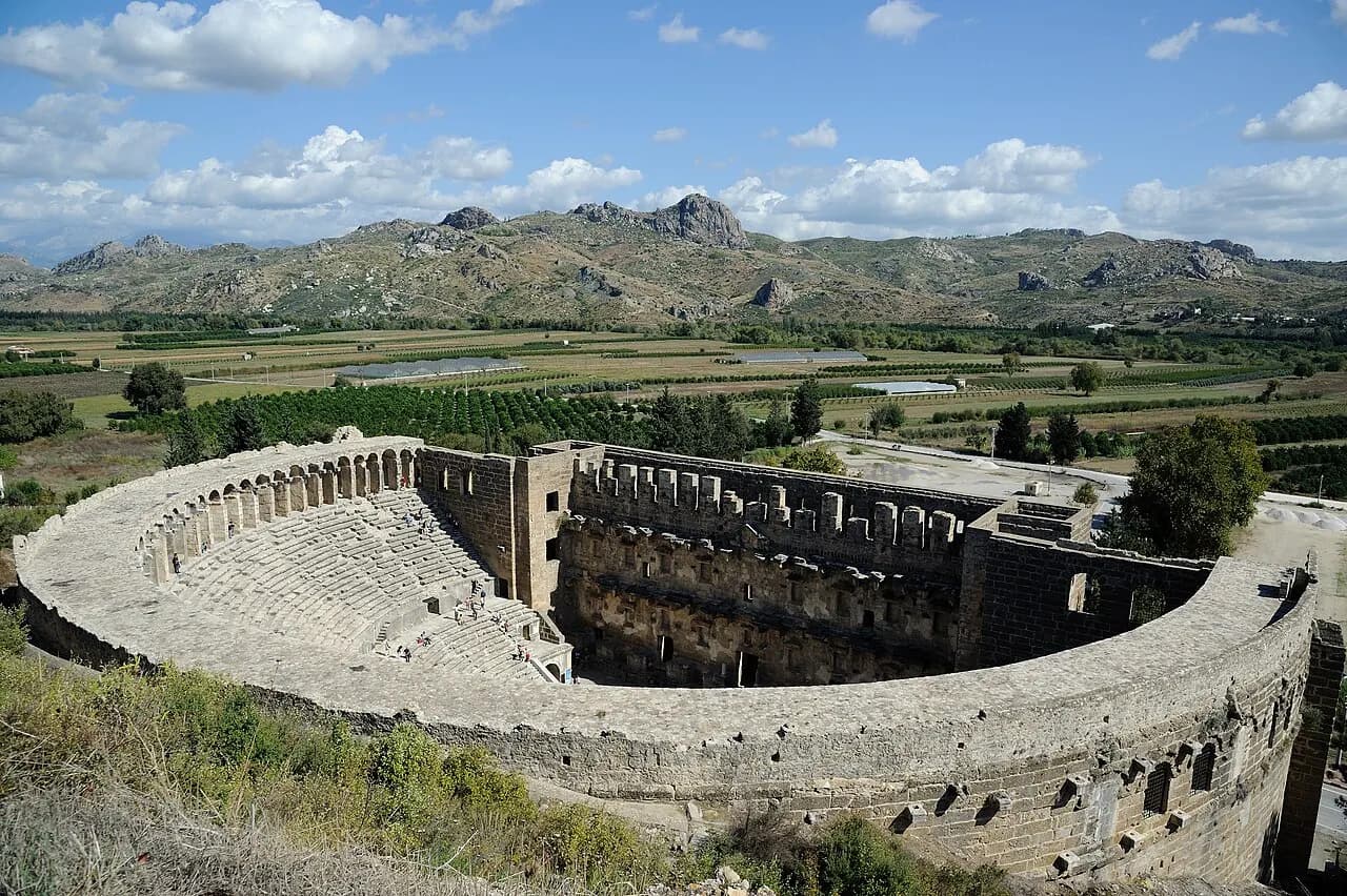 Aspendos Antik Tiyatrosu sahne binası ve oturma basamakları
