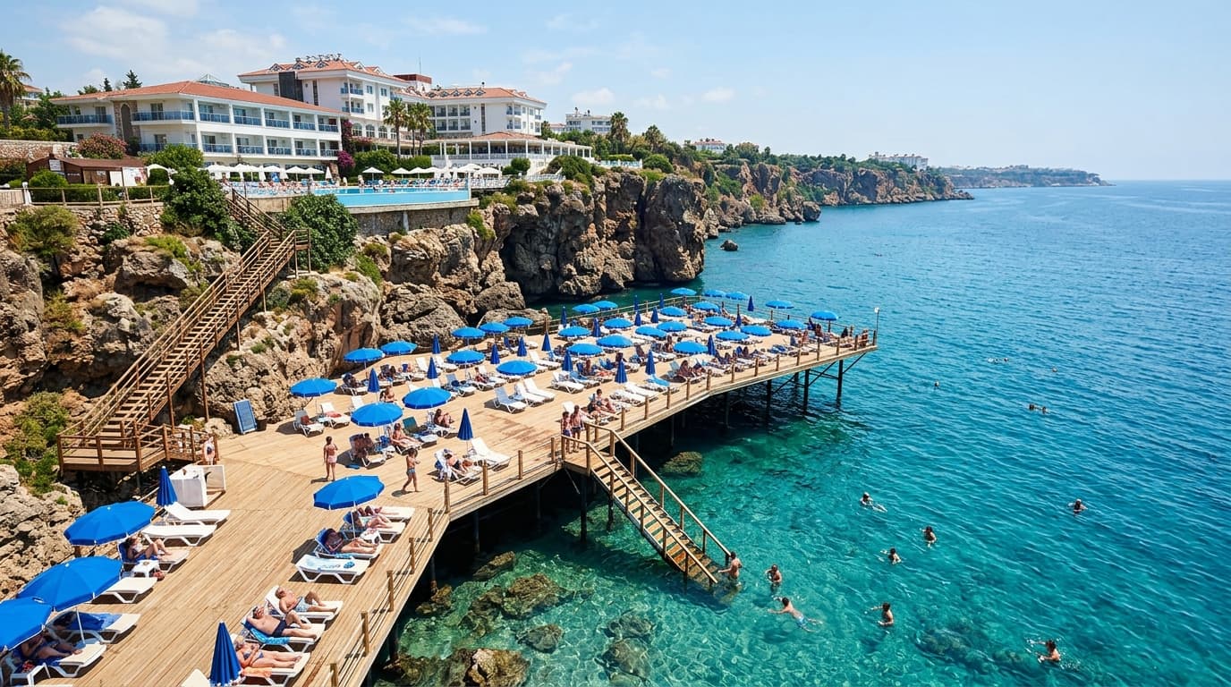 Falcon Hotel Lara falezler üzerindeki özel ahşap güneşlenme iskelesi