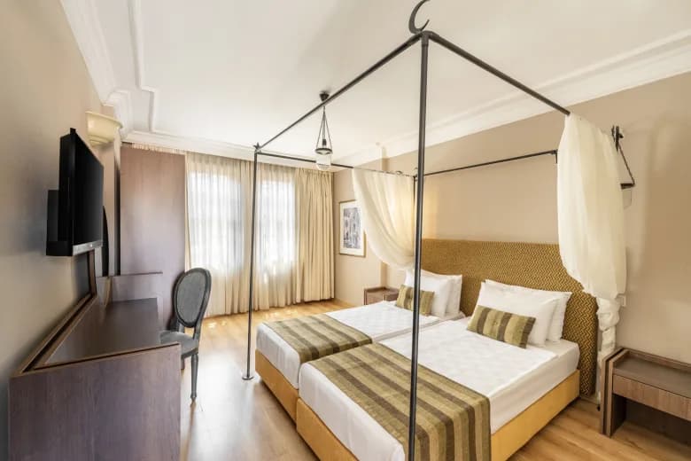 Alp Paşa Hotel tarihi paşa konağı ve taş havuzlu avlusu