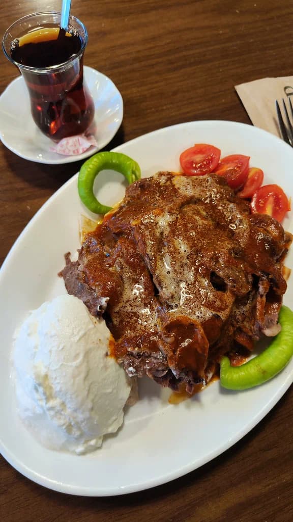 Topçu Kebap 1885 meşe kömüründe yaprak döner ve kuzu şiş
