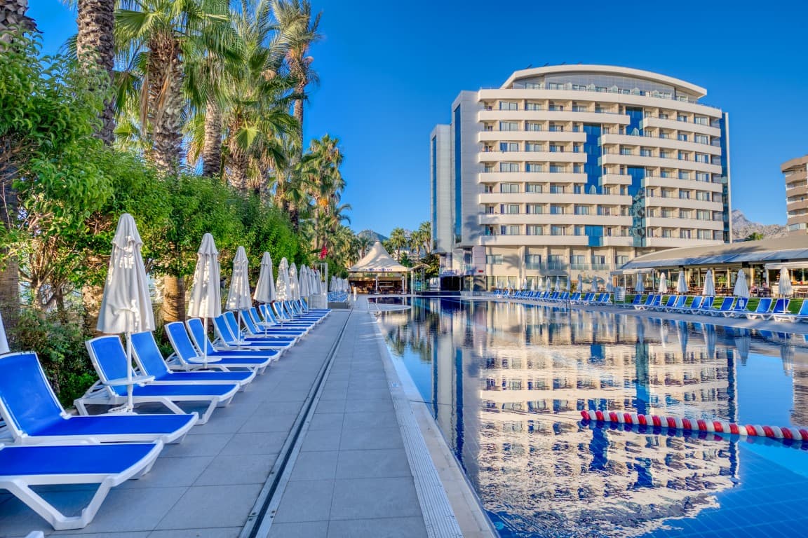 Porto Bello Hotel Konyaaltı açık havuzu ve Beydağları manzarası
