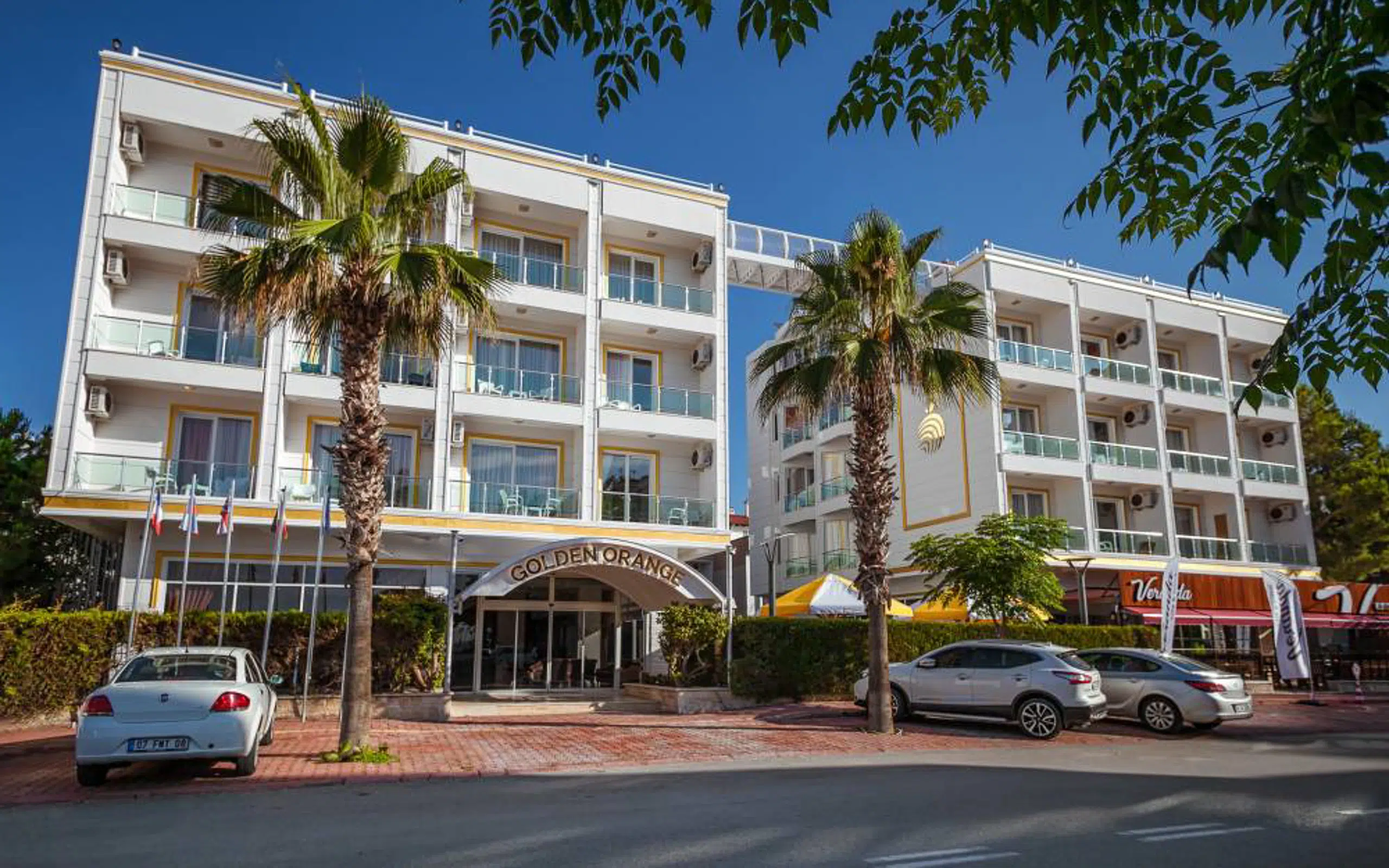 Golden Orange Hotel Konyaaltı modern mimarisi ve havuz