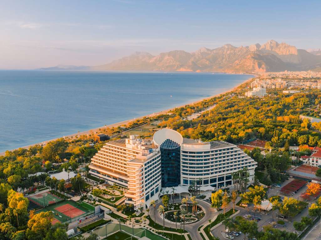Rixos Downtown Antalya lagün açık havuz ve park manzarası
