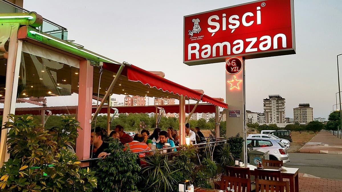Şişçi Ramazan Korkuteli usulü ızgara kuzu şiş ve tahinli piyaz