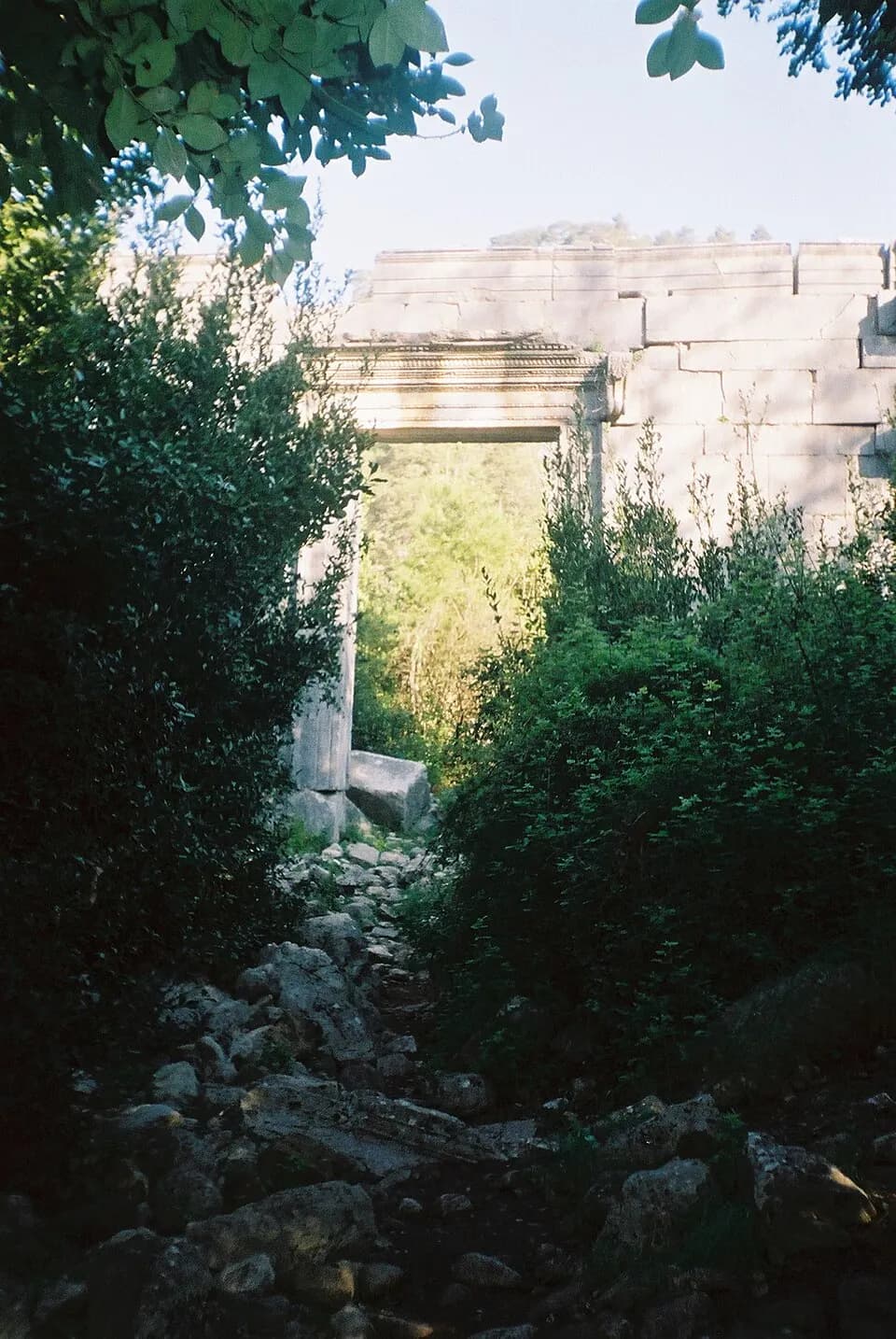 Olympos Antik Kenti lahitleri, dere yatağı ve sahili