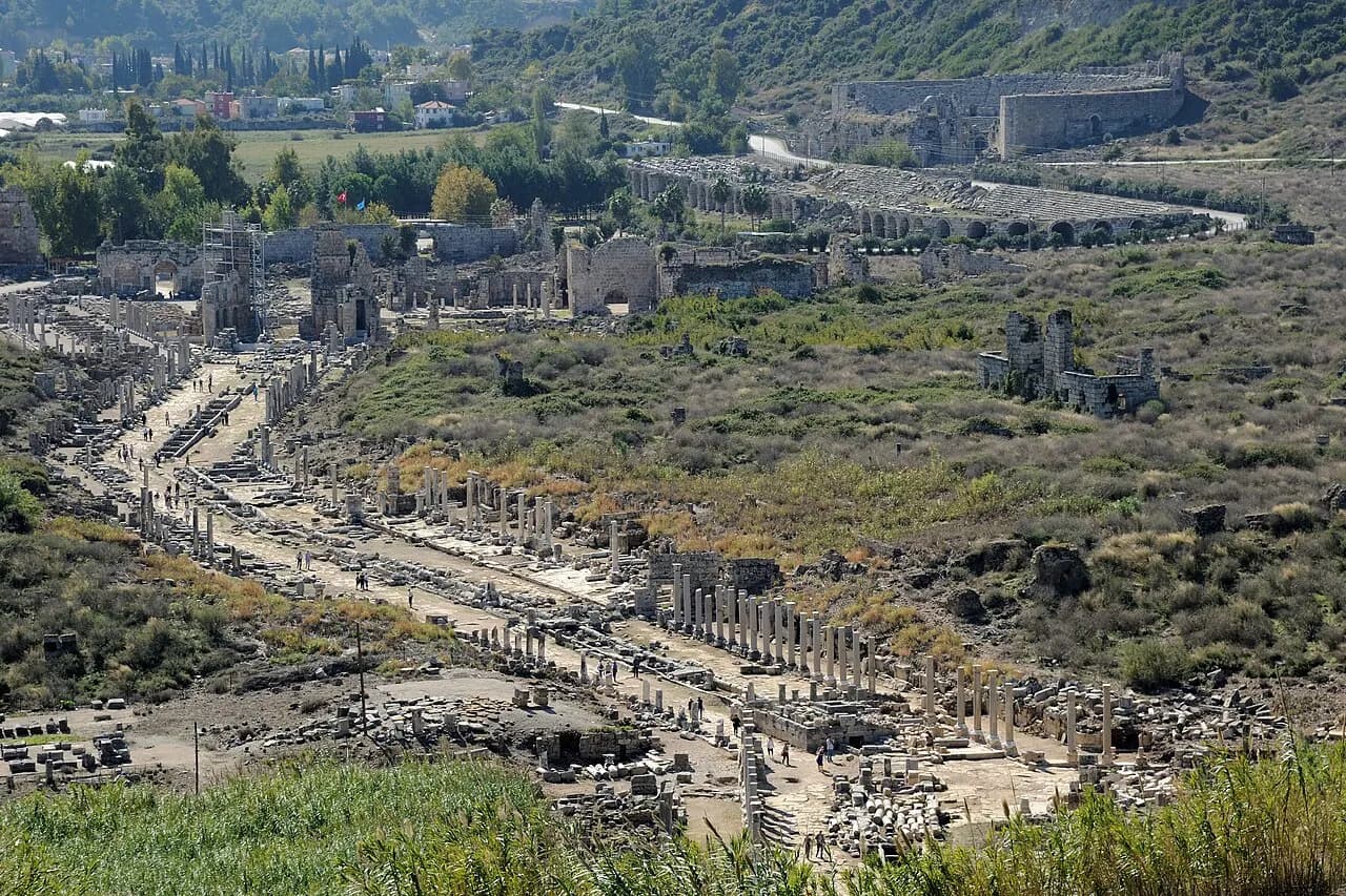Perge Antik Kenti Helenistik kapı kuleleri ve sütunlu cadde