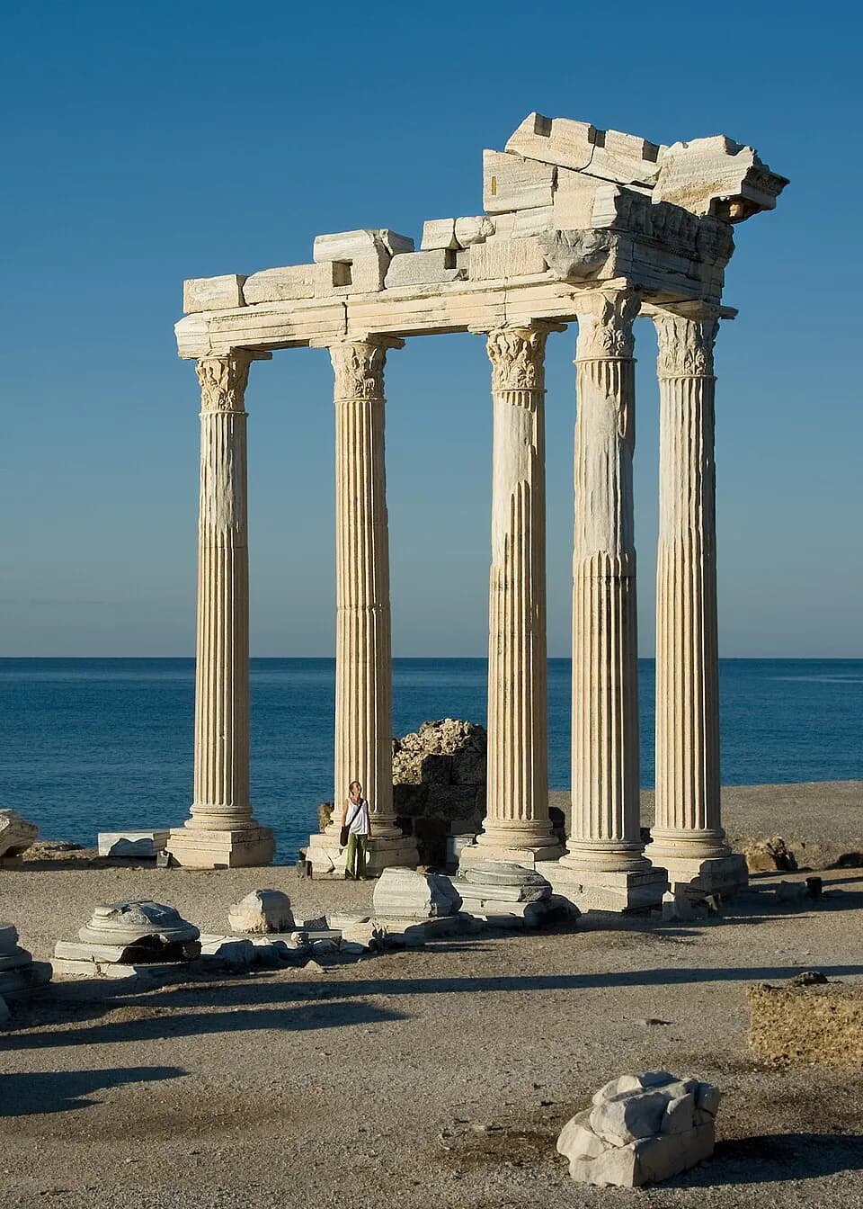 Side Apollon Tapınağı sütunları ve deniz manzarası