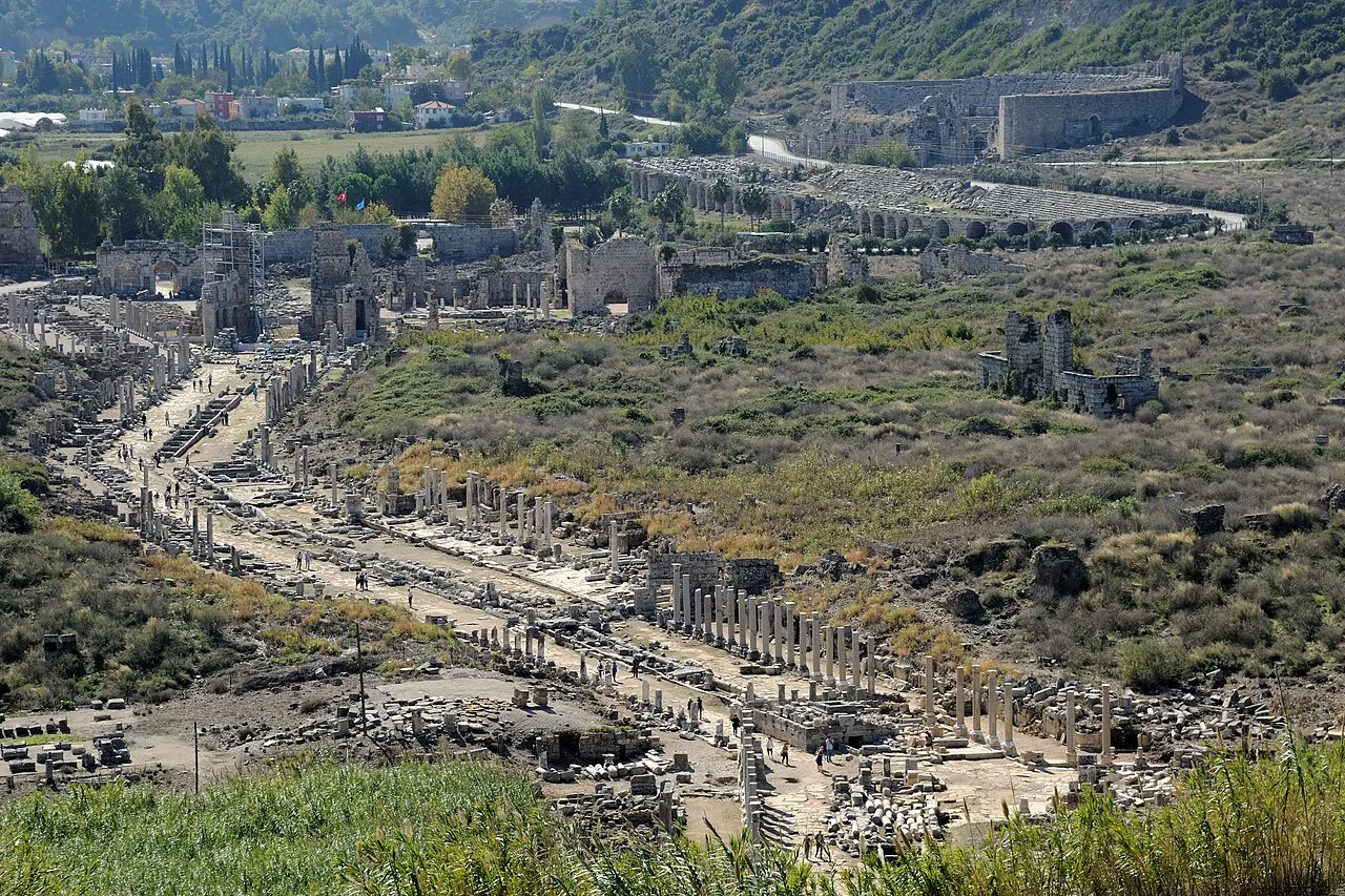 Aksu Perge Antik Kenti sütunlu caddesi